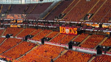 Galatasaray yönetimi, tüm tribünleri sarı-kırmızılı bayraklarla donattı