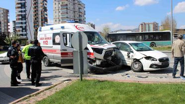 Kayseri'de Ambulans ve Araç Çarpıştı: 2 Yaralı