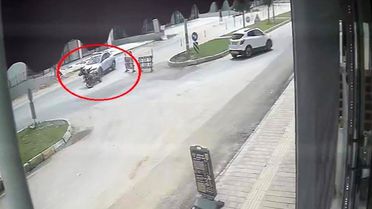 Kaza yapan motosikletli karşı yönden gelen minibüsün altında kaldı