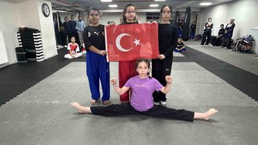 Kayseri'de Minik Sporculardan Bayraklı Gösteri