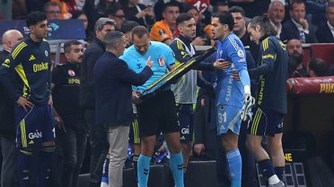 Oyundan atılan Ederson, sinirini VAR monitöründen çıkardı