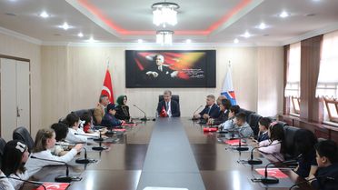 Rektör Gülçin makamını çocuklara devretti