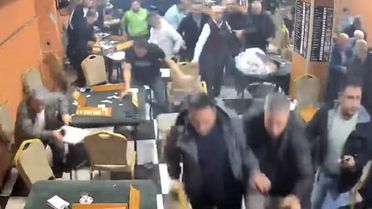 Araçtan gelen müzik kahvehanenin camını titretti, müşteriler deprem sanıp dışarı kaçtı