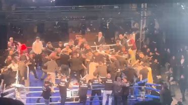 Türk ve Rus boksörün maçında ring savaş alanına döndü