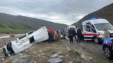 Yolcu minibüsü dere yatağına yuvarlandı: 16 yaralı