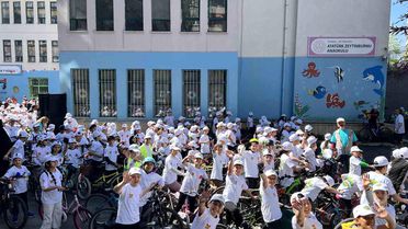 Zeytinburnu'nda 'Mektepten Meclise Pedal' bisiklet turu renkli görüntülere sahne oldu