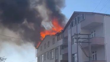 Darıca'da Apartman Çatısında Yangın
