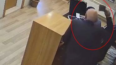 Belediyede satırlı dehşet kamerada! Başından yaralandı