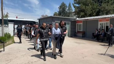 Eski Halfeti Belediye Başkanı Şeref Albayrak, adliyeye götürülürken böyle bağırdı