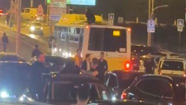 Galibiyet kutlamalarında Galatasaylı taraftar otobüsün üzerinde yolculuk yaptı