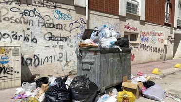 Güllük Mahallesinde yetersiz çöp konteynırı sebebiyle çöpler yollara taştı