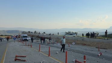 İstinat duvarına çarpan TIR'daki mermerler, otomobildekilerin üzerine düştü; 1 ölü, 3 yaralı