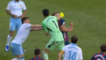 Kırmızı görünce rakip takımın kaptanını yumrukladı