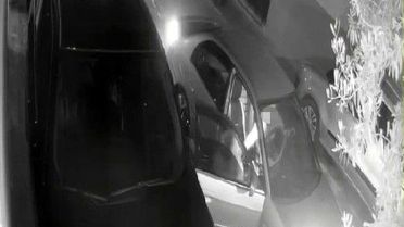 Otomobilden yol kenarına atılan kadının yardım çığlıkları
