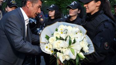Günlerdir süren krizin ardından madenciler polislere çiçek verdi