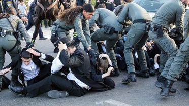 İsrail'in Askalan kentinde zorunlu askerlik karşıtı Harediler, askeri polis komutanının evini bastı