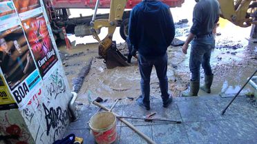 Kadıköy'de ait su borusu patladı, yollar göle döndü