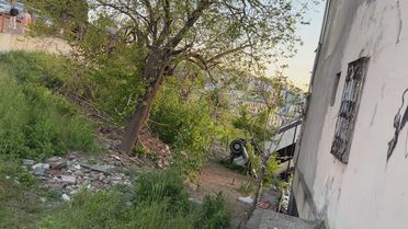Kağıthane'de okul servisi evin çatısına düştü