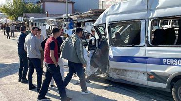 Kayseri'de İşçi Servisi ile Kamyon Çarpıştı