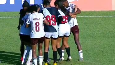 Kadın futbol maçında görülmemiş olay 