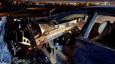 Kayseri'de Kaza: Otomobil Bariyerlere Saplandı