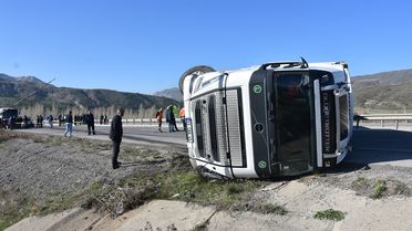 Sivas-Kayseri Yolunda TIR Devrildi