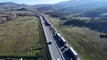Sivas'ta Tır Devrildi, Yol Kapandı