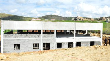 Ünlü sanatçı, arabalarını ve evlerini satıp 78 haneli köyüne yatırdı