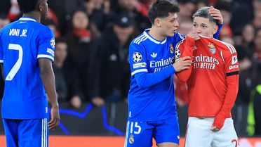 Ağzını kapatarak ayrımcılık yapan futbolcular kırmızı kart görecek