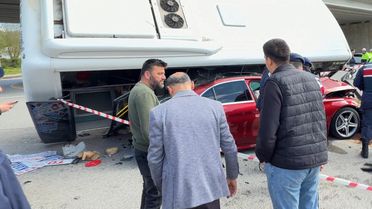 Halk otobüsü otomobilin üzerine devrildi: 44 yaralı