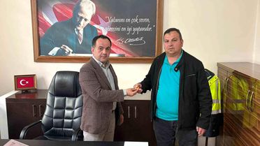 Belediye personelinin bulduğu 17,5 gram altın sahibine teslim edildi