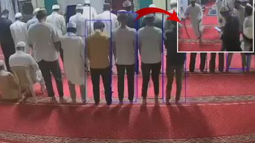 Hindistan'da camiye giren yılan paniğe neden oldu