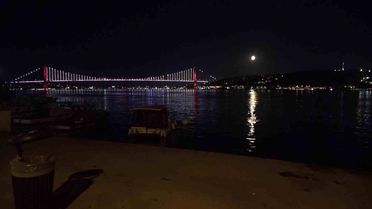 İstanbul Boğazı'nda yakamoz manzarası