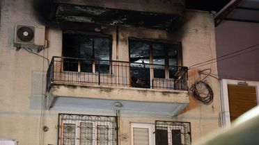 İzmir'de yangın: Baba hayatını kaybetti, engelli oğlu ağır yaralı