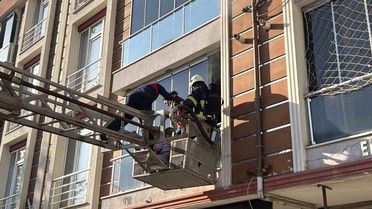 Tokat'ta apartman dairesinde yangın: Dumandan etkilenen anne ve çocukları balkondan tahliye edildi