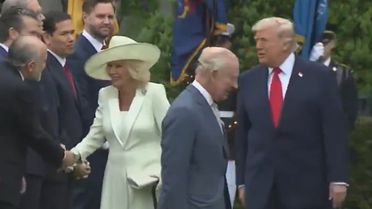 Trump seremoni sırasında Kraliçe Camilla’nın önüne geçti