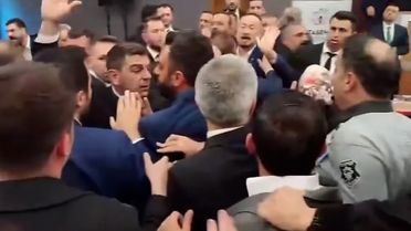 Ataşehir'de belediye başkan vekilliği seçiminde ortalık karıştı