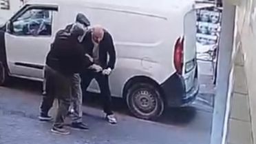 Bayrampaşa'da eski patronları yeni iş yerini bastı; iş görüşmesine gelen kişi silahla vuruldu