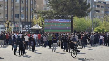 Mardin'de taraftar, play-off maçını dev ekrandan izledi