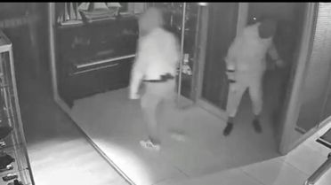 Maskeli beşler girdikleri işletmelerde çelik kasaları böyle patlattı...