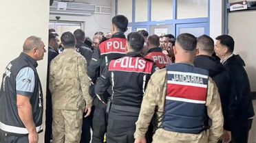 Ortaokul öğrencisi tüfekle oynarken kazara arkadaşını vurdu