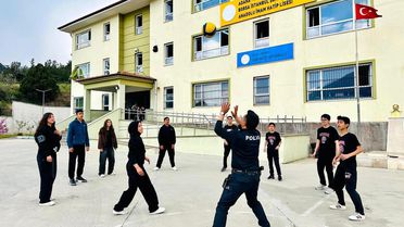 Polis, öğrencilerin voleybol heyecanına ortak oldu