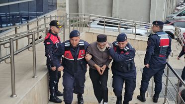 Eşini ve kayınvalidesini öldüren sanıktan hakimi çıldırtan 'öpücük' savunması
