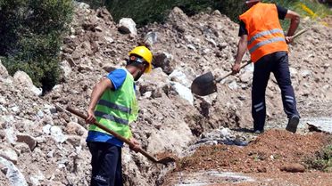 Seydikemer Çatak Mahallesi içme suyu isale hattı yenileniyor