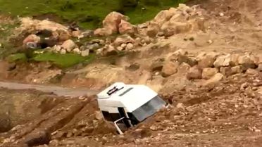 Siirt'te Sağanak Heyelan Sırasında Minibüs Mahsur Kaldı