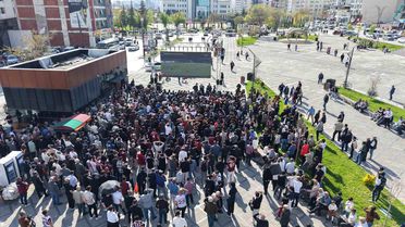 Taraftarlar Elazığspor maçını kentin göbeğinde dev ekrandan izledi