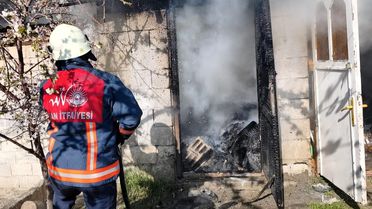 Tuşba'da Odunluk Yangını Kontrol Altında