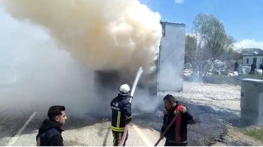 Erciş'te Tır Dorsesinde Yangın