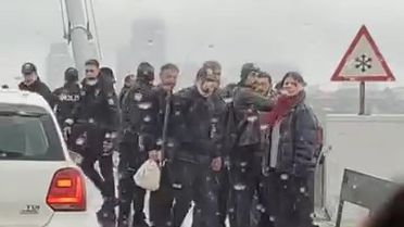 Onlarca kişi köprüyü kapatıp eylem yapmak istedi, polisin müdahalesi sert oldu