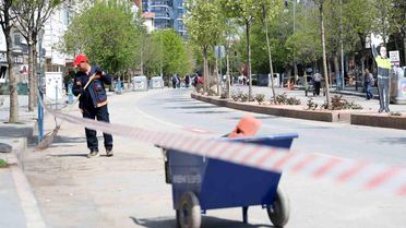 Bayramda görevlerini bırakmadılar: Temizlik işçilerinden takdirlik hareket